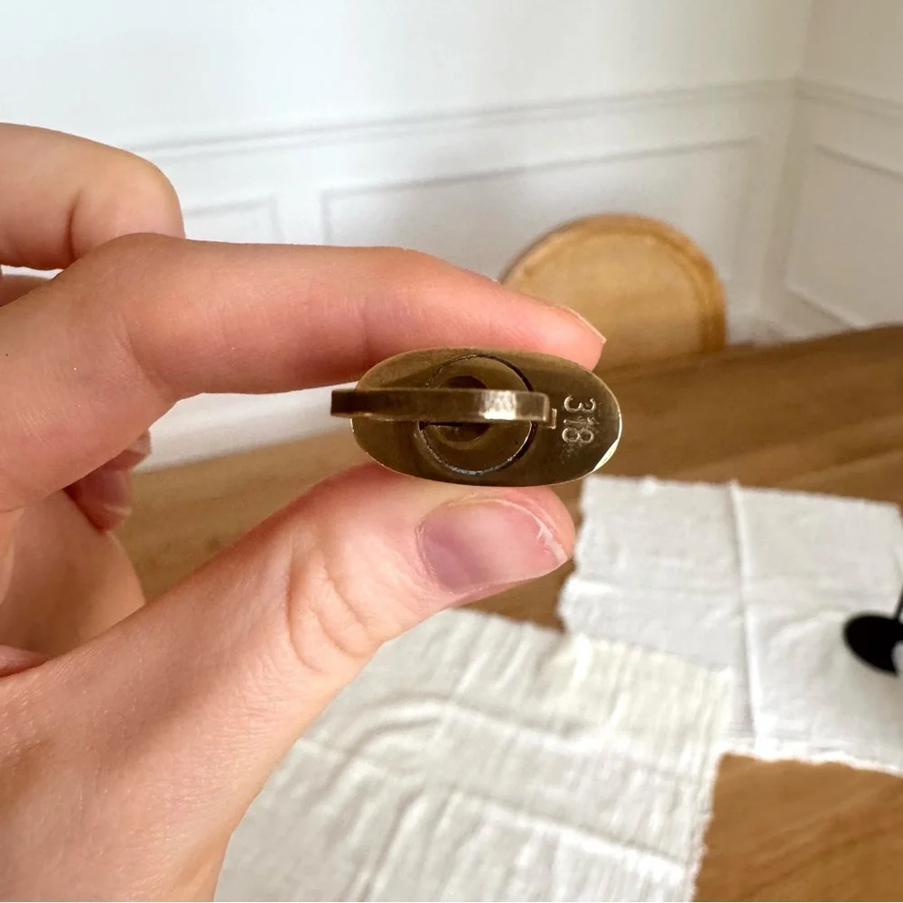 ✅AUTH✅ 🔐 LOUIS VUITTON LOCK AND KEY - Picture 6 of 6